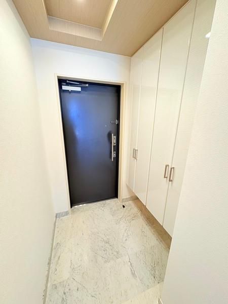 Renovated 3LDK Apartment in Hiroshima's Riverside Square - Thumbnail 3