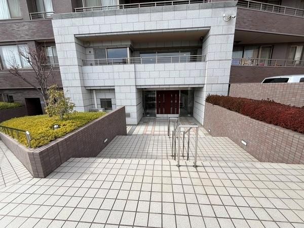 Renovated 3LDK Apartment in Hiroshima's Riverside Square - Thumbnail 2