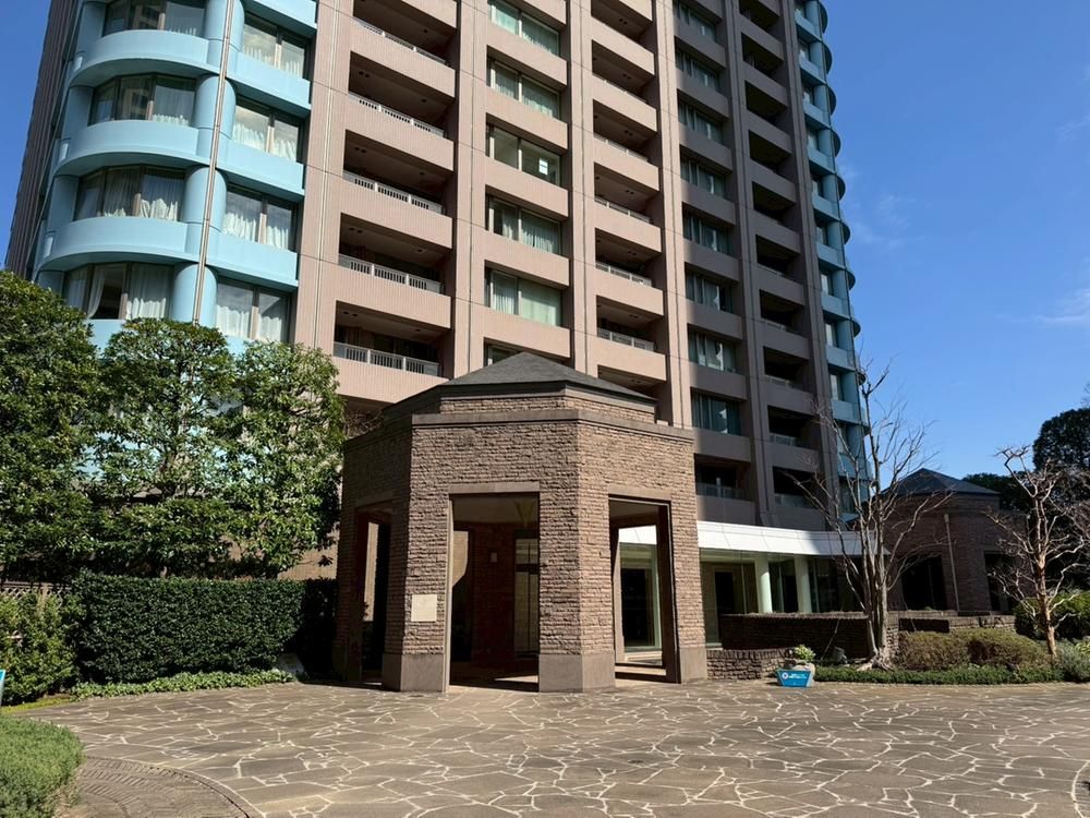 Renovated 2LDK Apartment in Century Park Tower, Chuo Ward, Tokyo - Thumbnail 2