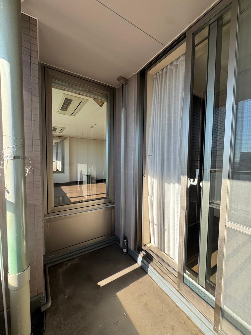 Renovated 2LDK Apartment in Century Park Tower, Chuo Ward, Tokyo - Thumbnail 3