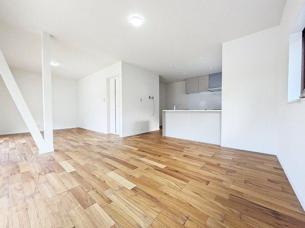 Renovated 3LDK House with Large Garden in Fukutsu City - Thumbnail 2