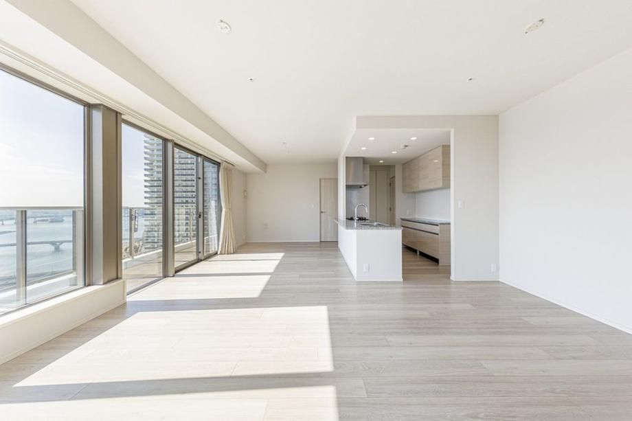 2LDK Apartment for Sale in Park Tower Harumi, Chuo-ku, Tokyo - Thumbnail 2
