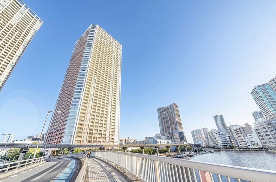 1LDK Apartment in Minato-ku, Tokyo for Sale at Shibaura Island Grove Tower - Thumbnail 2