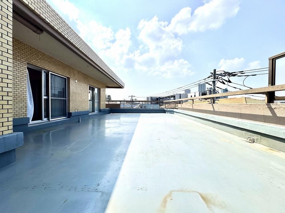 Renovated 2LDK Apartment in Nerima, Tokyo with Large Roof Balcony - Thumbnail 4