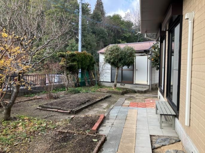 Renovated 4LDK+2S House on Large Corner Lot in Higashihiroshima - Thumbnail 4