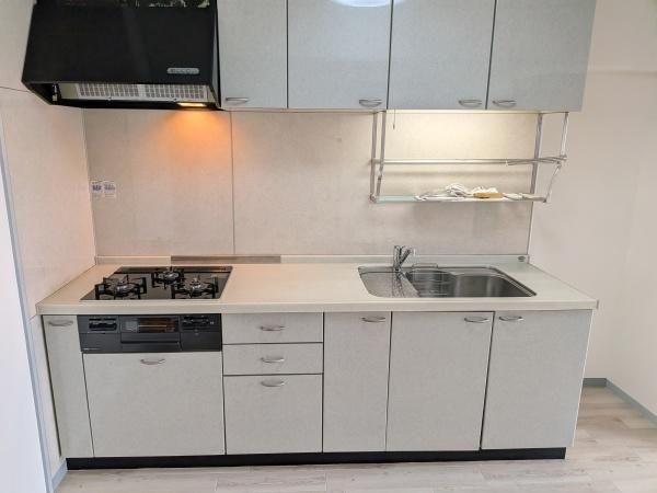 Renovated 3LDK Top-Floor Apartment in Higashiosaka - Thumbnail 3