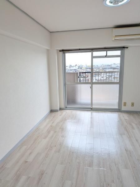 Renovated 3LDK Top-Floor Apartment in Higashiosaka - Thumbnail 2