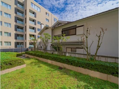 1LDK Apartment for Sale in Minami Aoyama, Minato-ku - Thumbnail 2