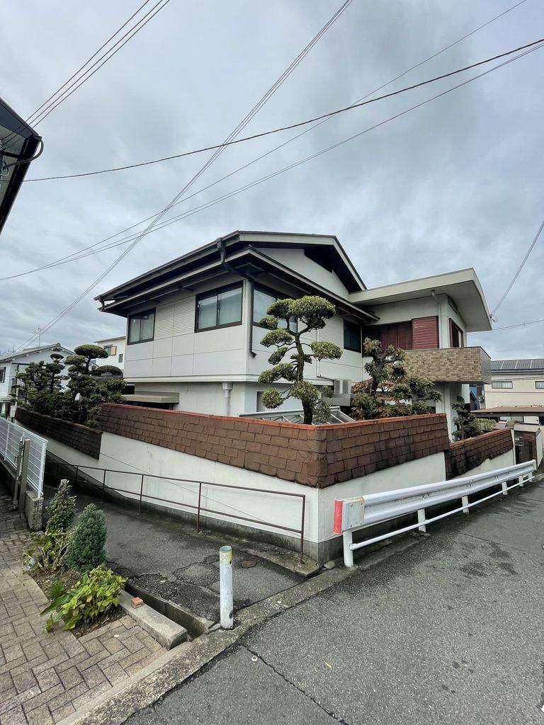7LDK House on 567m2 Corner Lot in Daito, Osaka - Thumbnail 2