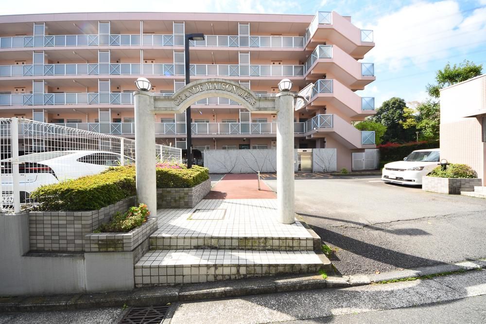 Grand Maison Asahina 3LDK Apartment with Terrace in Yokohama - Thumbnail 3