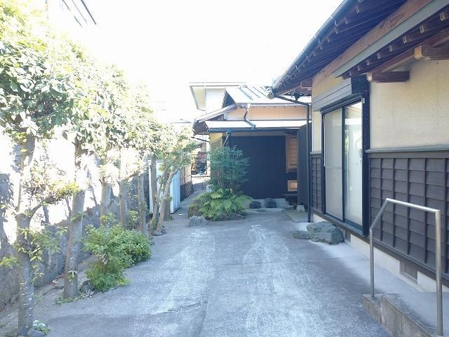 Palace Carpenter Handcrafted Kominka-Style House in Kitakyushu - Thumbnail 3