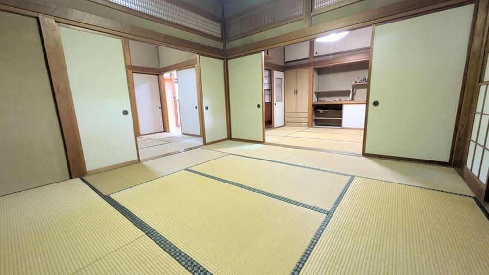 5LDK+2S Detached House in Hadano with Large 150 Tsubo Lot - Thumbnail 4