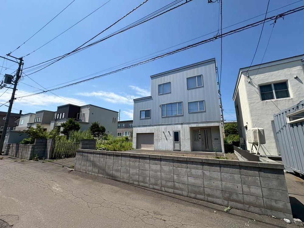 5LDK House in Ebetsu, Hokkaido with Large Garden and Home Elevator - Thumbnail 2