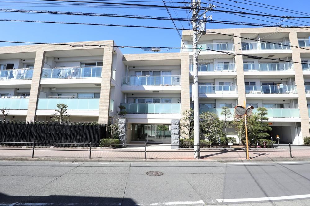 Brillia Kugenuma Sakuragaoka 3LDK Apartment for Sale in Fujisawa - Thumbnail 2