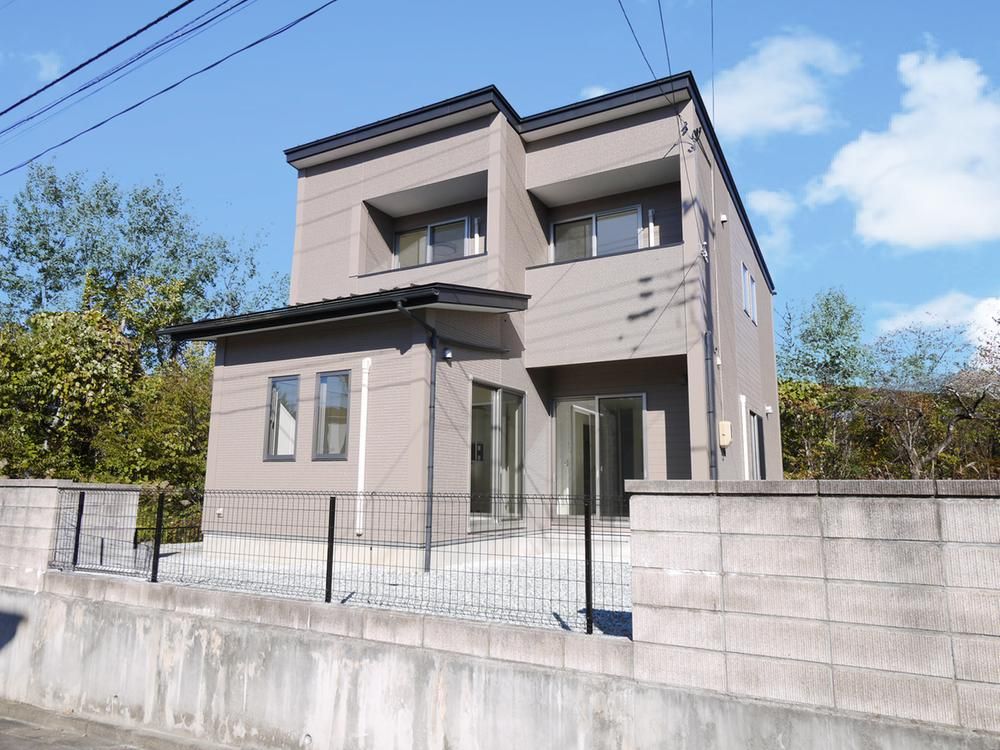 Renovated 4LDK+S House in Sendai's Miyagidai with 74 Tsubo Land - Thumbnail 2