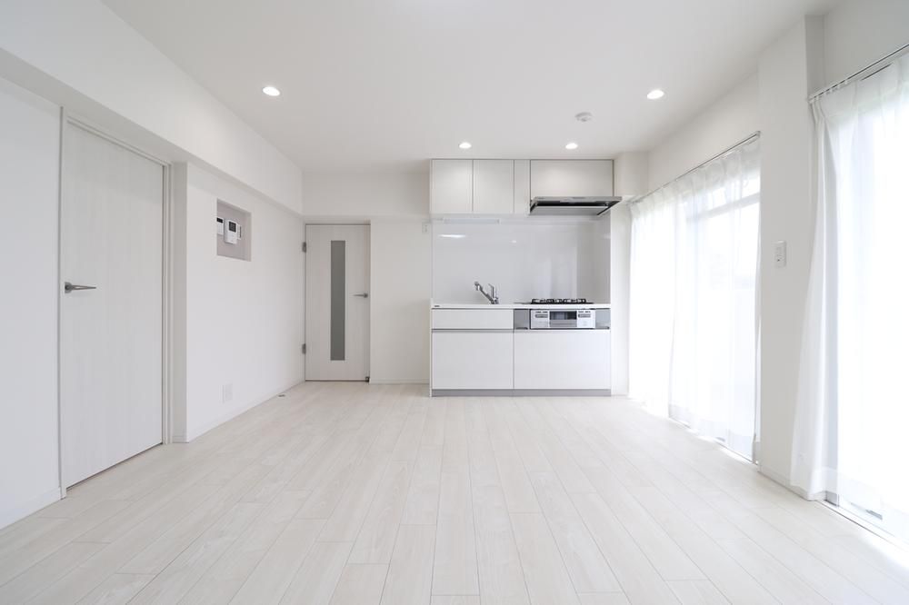 2LDK Fully Renovated Apartment in Isogo, Yokohama - Thumbnail 3