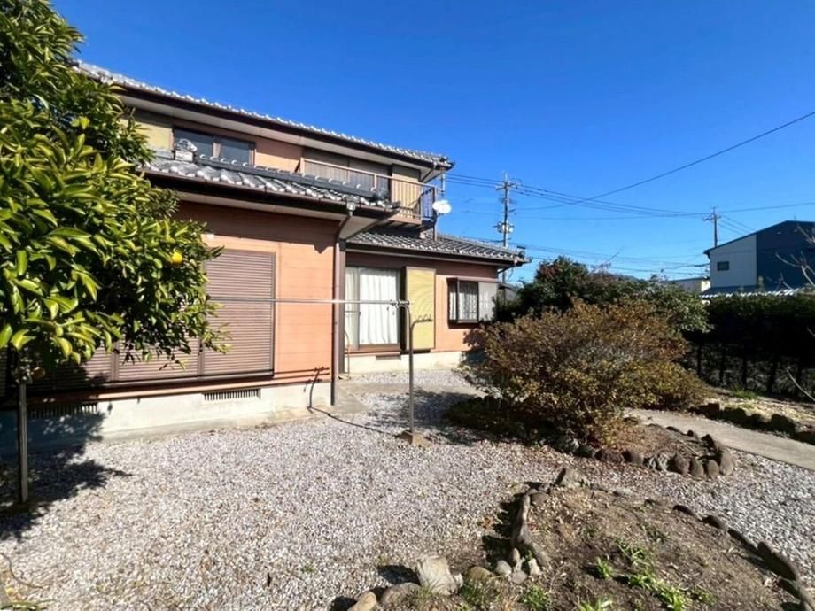 4LDK House for Sale in Miyazaki City with Large 110 Tsubo Garden - Thumbnail 2