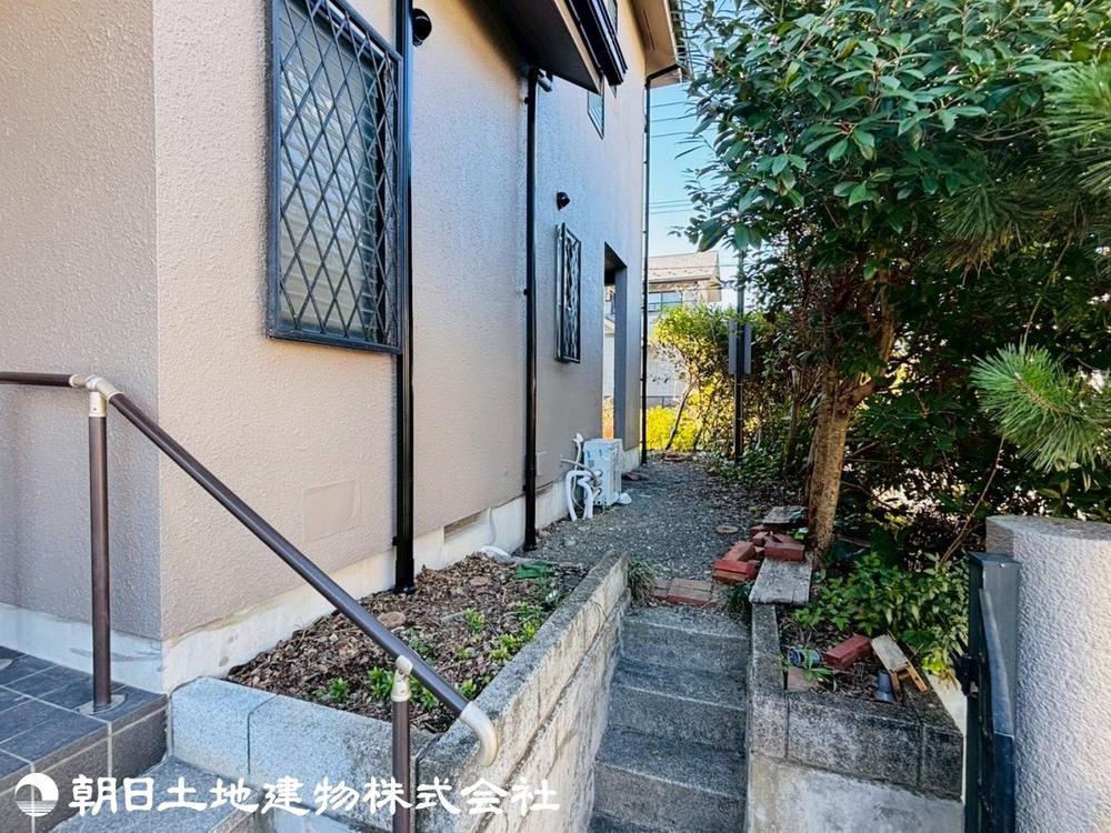 Spacious 4LDK+S Renovated House for Sale in Hachioji, Tokyo - Thumbnail 2