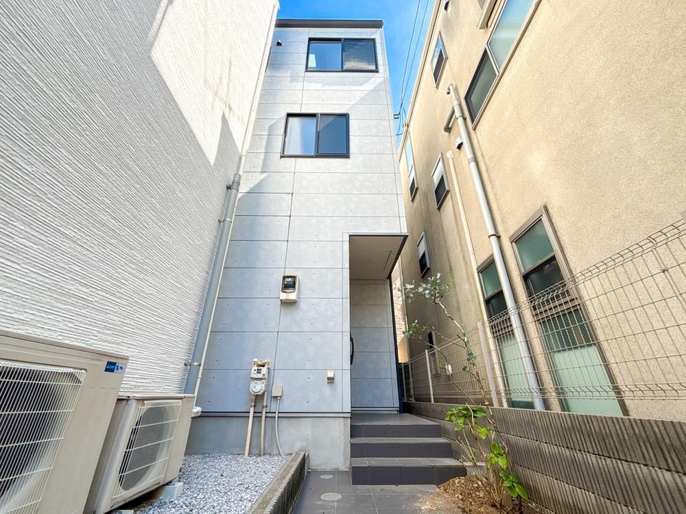 3LDK Modern House for Sale in Shibuya, Tokyo - Thumbnail 2