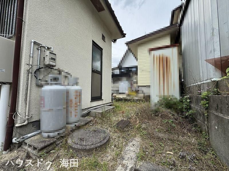 4DK House for Sale in Hiroshima's Aki Ward with 2-Car Garage - Thumbnail 3