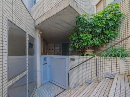 7LDK RC House for Sale in Jingumae, Shibuya, Tokyo - Thumbnail 4