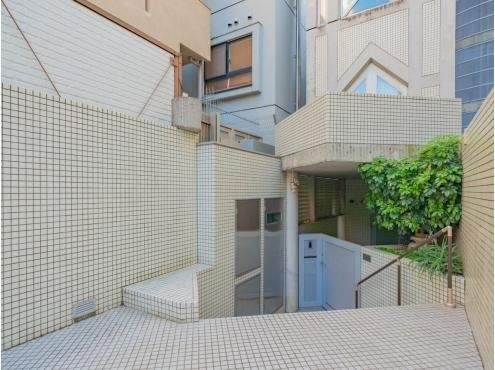 7LDK RC House for Sale in Jingumae, Shibuya, Tokyo - Thumbnail 2