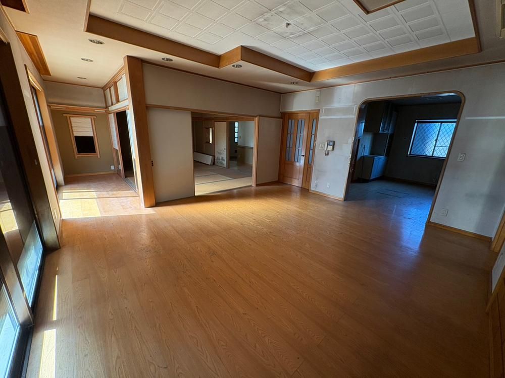 Spacious 5LDK House with Large Lot for Sale in Kazo, Saitama - Thumbnail 4