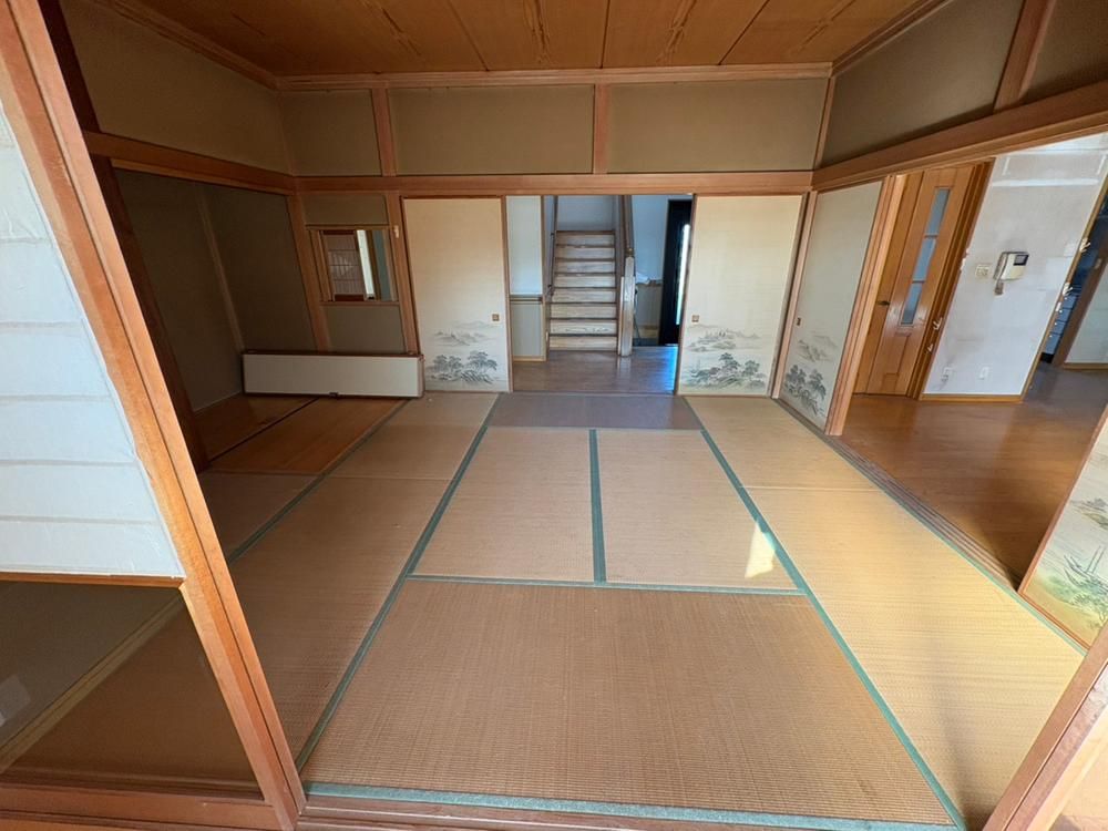 Spacious 5LDK House with Large Lot for Sale in Kazo, Saitama - Thumbnail 3
