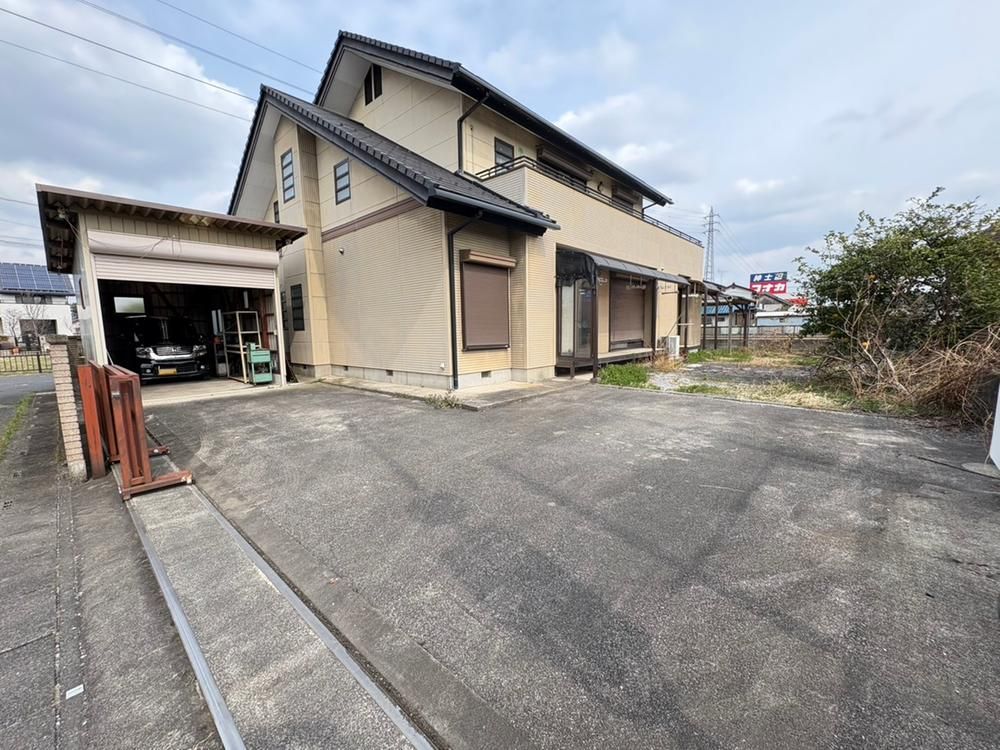 Spacious 5LDK House with Large Lot for Sale in Kazo, Saitama - Thumbnail 2