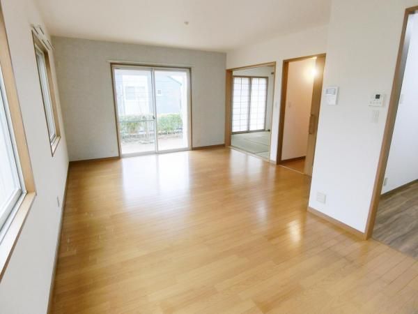 Renovated 5LDK House in Aki-ku, Hiroshima - 20.55M Yen - Thumbnail 3