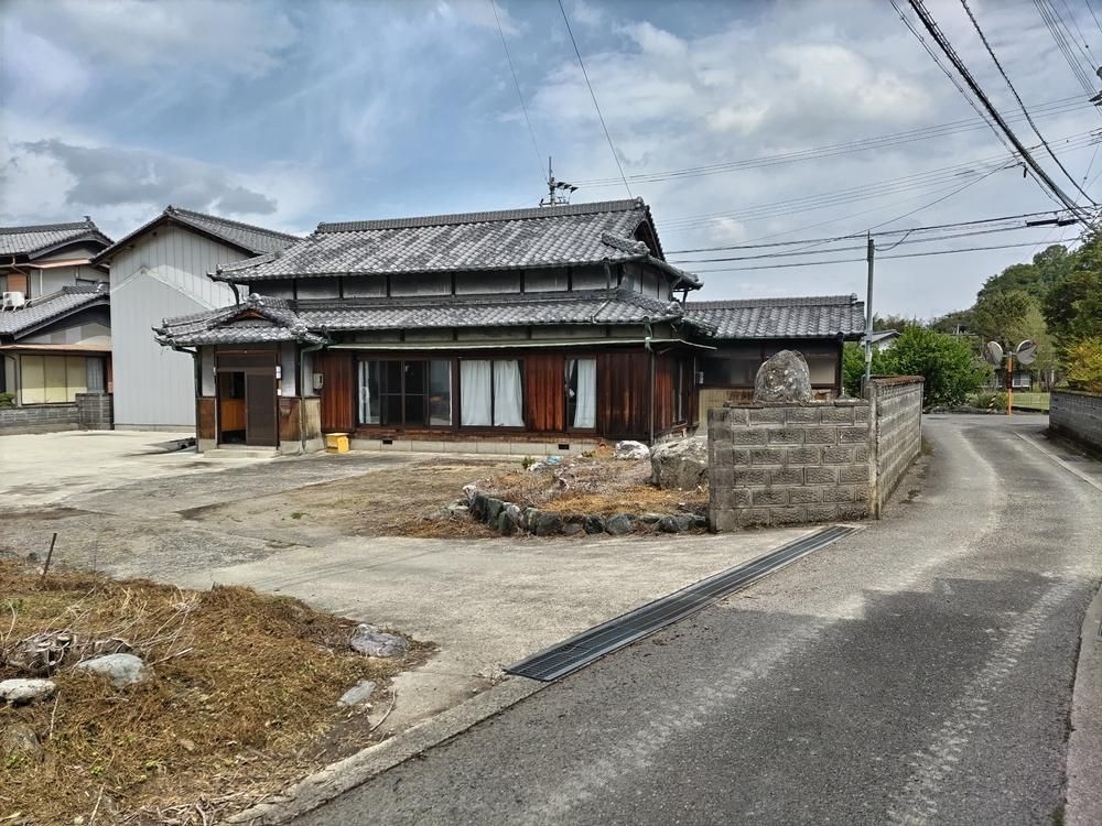 6DK House on 714sqm Corner Lot in Yoshinogawa, Tokushima - Image 1
