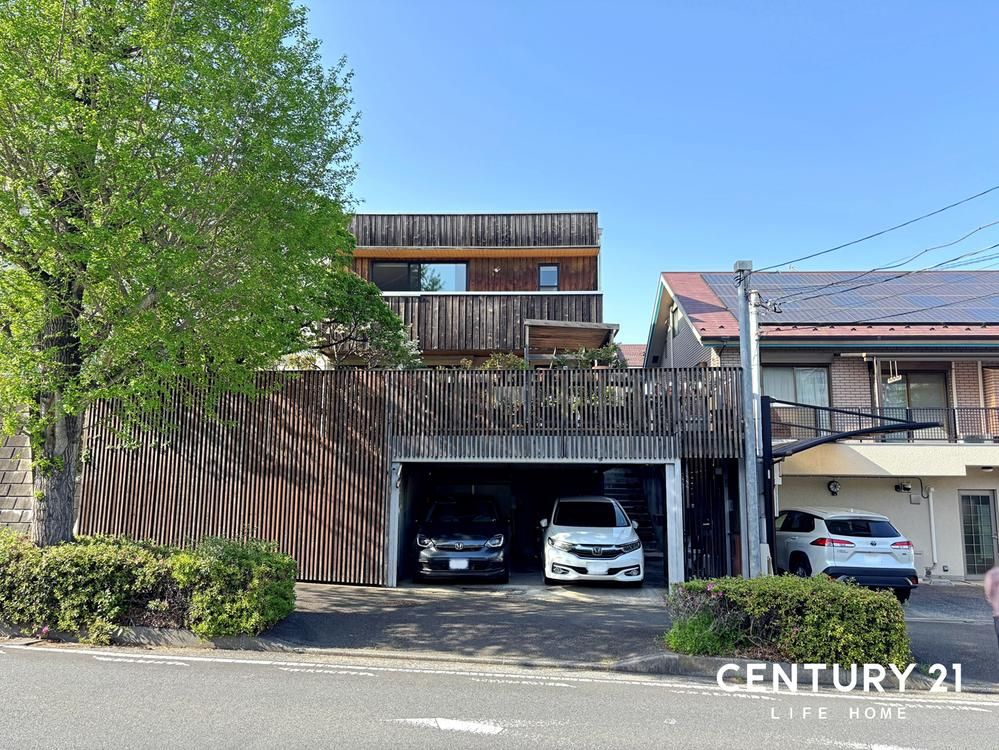 Spacious 3LDK House with Atrium and Courtyard in Yokohama's Tsuzuki Ward - Thumbnail 4