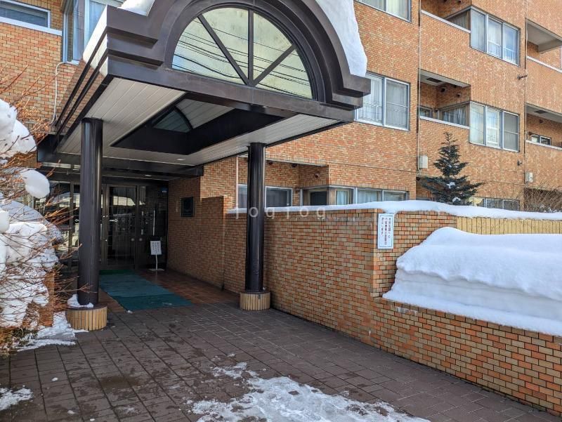 Renovated 2LDK Apartment for Sale in Sapporo Chuo-ku - Thumbnail 2