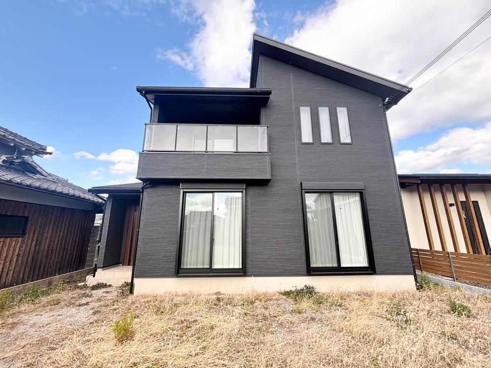 4LDK Modern House with Solar Power & 10-Car Parking in Himeji - Image 1