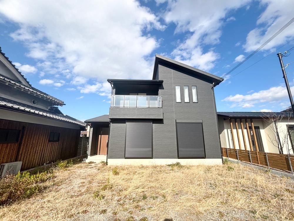 4LDK Modern House with Solar Power & 10-Car Parking in Himeji - Thumbnail 2