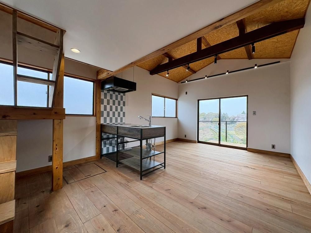 Tiny House with Mountain Views & Renovation in Ome, Tokyo - Thumbnail 4