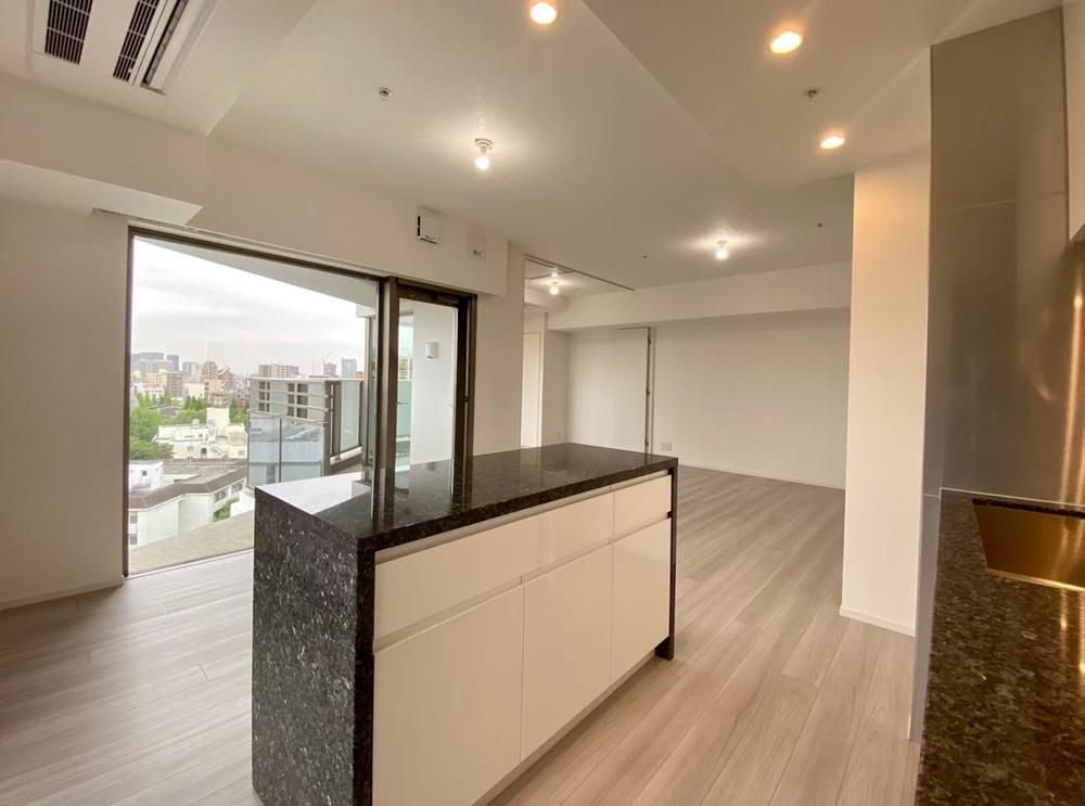 2LDK Apartment for Sale in Shirokane, Minato-ku, Tokyo - Thumbnail 2