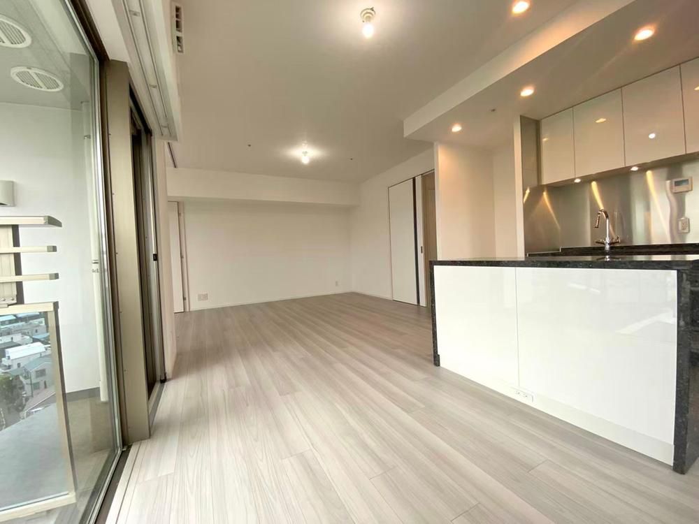 2LDK Apartment for Sale in Shirokane, Minato-ku, Tokyo - Thumbnail 3