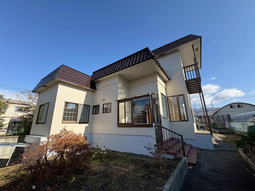 Renovated 4LDK House with Garage in Date, Hokkaido - 17,800,000 Yen - Thumbnail 2