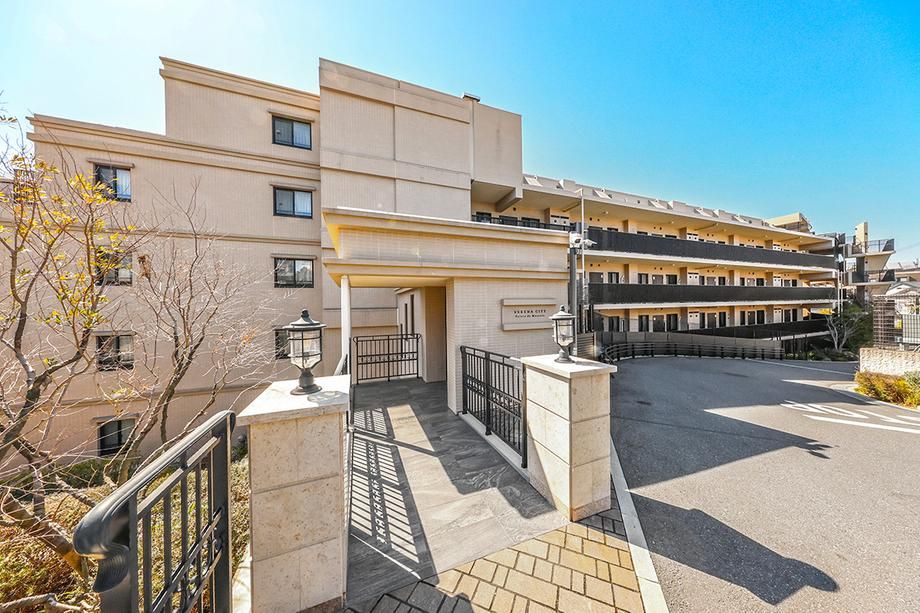 3LDK Apartment for Sale in Konan-ku, Yokohama - Thumbnail 2