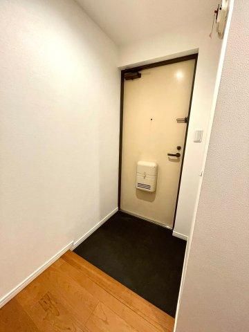 Renovated 2LDK Apartment with Mountain Views in Sapporo - Thumbnail 2