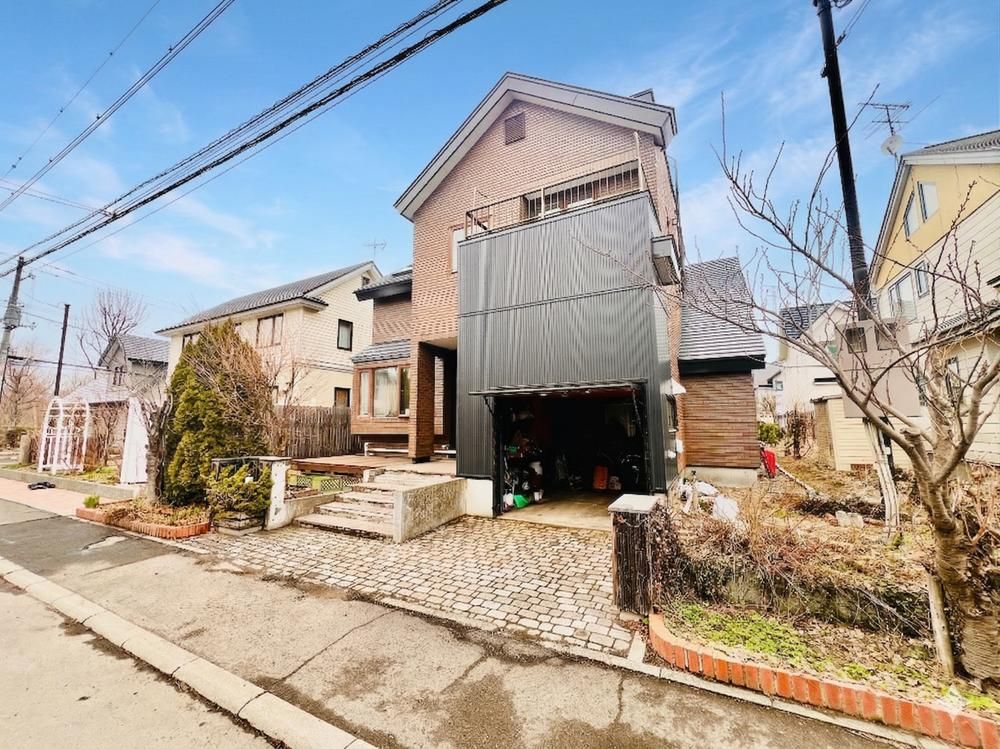 Spacious 4LDK House for Sale in Sapporo, Hokkaido - Thumbnail 2