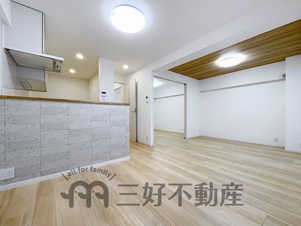 Renovated 2LDK Apartment for Sale in Momochi, Fukuoka - Thumbnail 3
