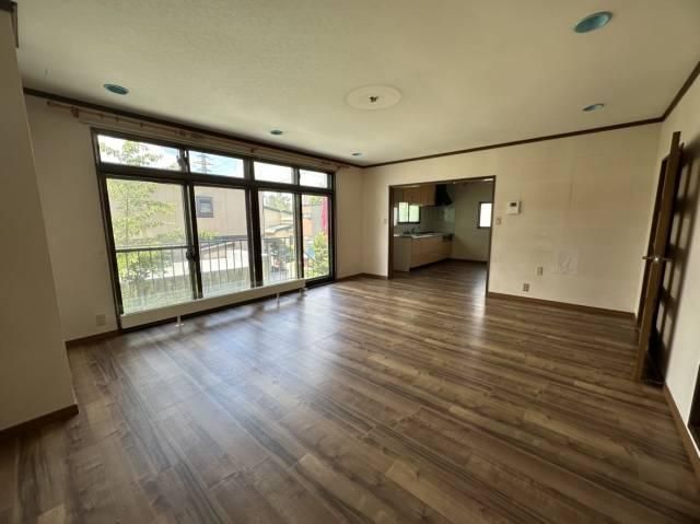 Spacious 4LDK House in Toyohira-ku, Sapporo - 230 sqm - Thumbnail 2