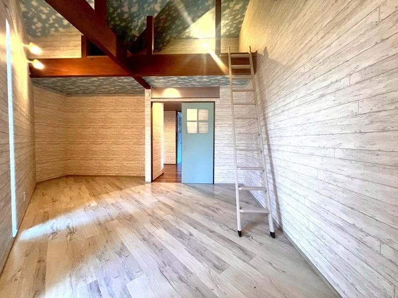 Raised-Floor House with Solar Panels in Nagahama, Kochi - Thumbnail 4