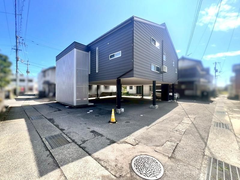 Raised-Floor House with Solar Panels in Nagahama, Kochi - Thumbnail 2