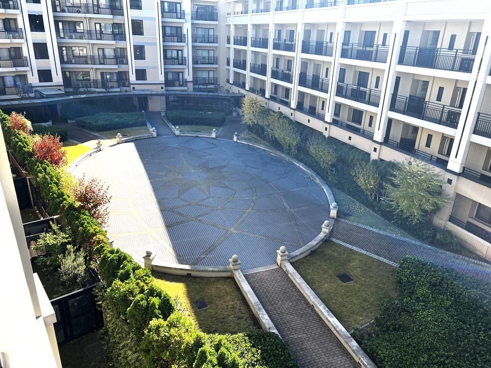 3LDK Apartment for Sale in Yamate-cho, Naka-ku, Yokohama - Thumbnail 2