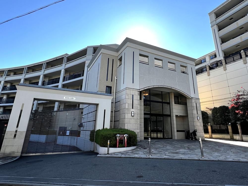 3LDK Apartment for Sale in Yamate-cho, Naka-ku, Yokohama - Thumbnail 3