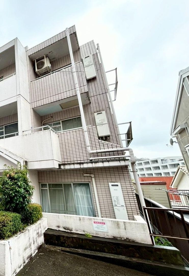 2DK Apartment for Sale in Kawasaki - Fully Renovated Corner Unit - Thumbnail 2