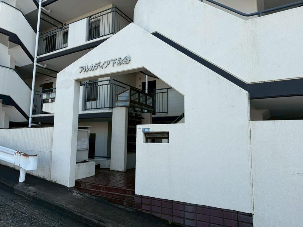 Renovated 2DK Apartment in Yokohama Kounan Ward for Sale - Thumbnail 2